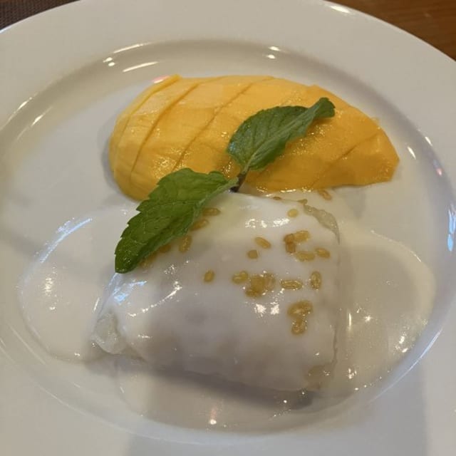 Sticky rice with sweet mango (seasonal).